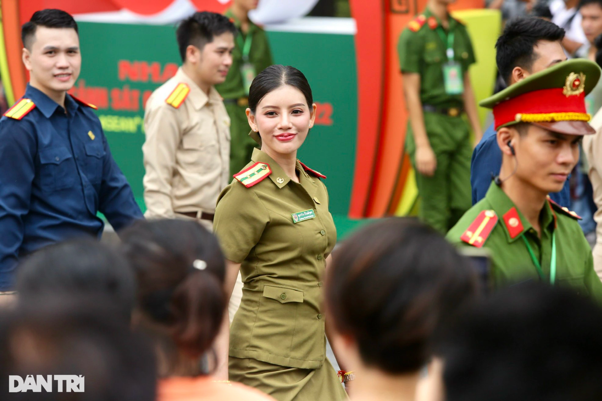 Ngắm những bóng hồng xinh đẹp biểu diễn Nhạc hội Cảnh sát trên phố đi bộ - 19 Ngắm những bóng hồng xinh đẹp biểu diễn Nhạc hội Cảnh sát trên phố đi bộ - 19