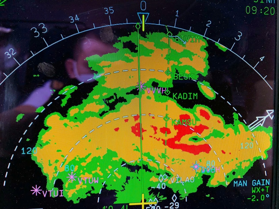 Những chuyến bay thi gan trong cơn bão và quyết định thót tim của cơ trưởng - 2