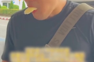 Khách đứng ngoài sân bay, cố ăn 5,5kg sầu riêng vì bị cấm mang lên máy bay