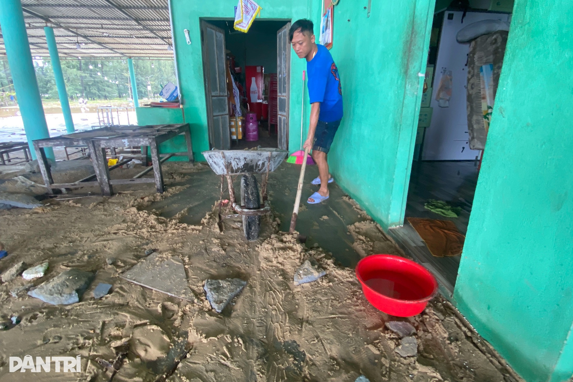 Bãi tắm vừa hồi sinh lại tan hoang sau bão Bualoi - 11