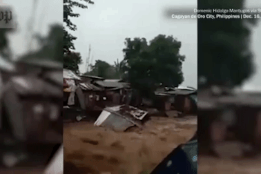 Philippines đổ nát như bị "trúng bom" sau khi siêu bão Rai quần thảo