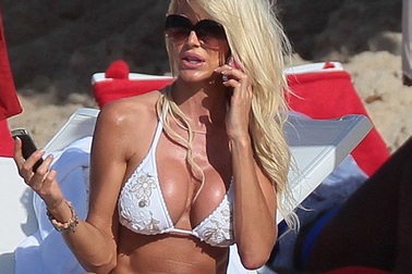 “Người đẹp silicon” gợi cảm trên biển 