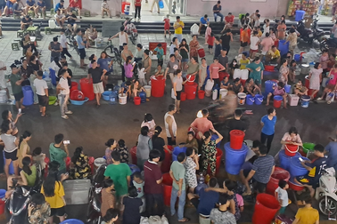 Dân chung cư Hà Nội loay hoay trong khủng hoảng nước và lòng tốt cộng đồng