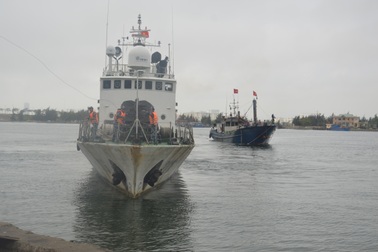 Tàu cảnh sát biển cứu 9 ngư dân gặp nạn ngoài khơi