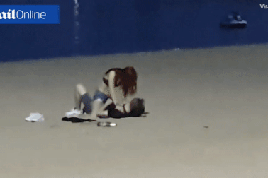 Cặp đôi thản nhiên quan hệ trên bãi biển công cộng