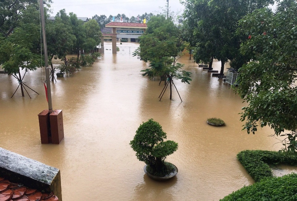 “Rốn” lũ Phong Điền nước dâng nhanh, ngập đến nửa nhà dân - 16 “Rốn” lũ Phong Điền nước dâng nhanh, ngập đến nửa nhà dân - 16