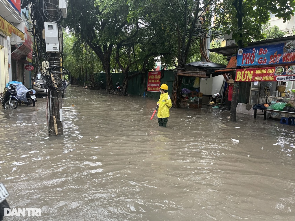 Đường phố Hà Nội thành sông sau trận mưa suốt đêm - 7 Đường phố Hà Nội thành sông sau trận mưa suốt đêm - 7