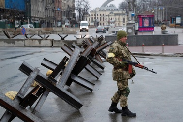 Ukraine đào công sự, dựng tuyến phòng thủ nhiều lớp ở miền Đông