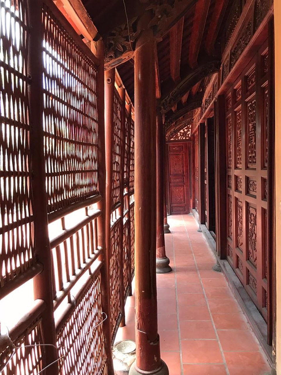 Nhà gỗ trăm tuổi giữa sân vườn xanh mát đẹp hiếm có ở ngoại thành Hà Nội - 4 Nhà gỗ trăm tuổi giữa sân vườn xanh mát đẹp hiếm có ở ngoại thành Hà Nội - 4