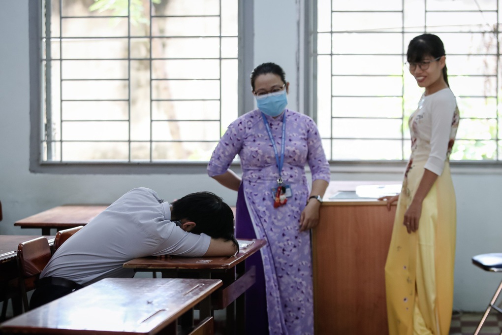 Mệt mỏi rã rời, thí sinh thi lớp 10 ngủ gục trước môn thi ngoại ngữ - 2 Mệt mỏi rã rời, thí sinh thi lớp 10 ngủ gục trước môn thi ngoại ngữ - 2
