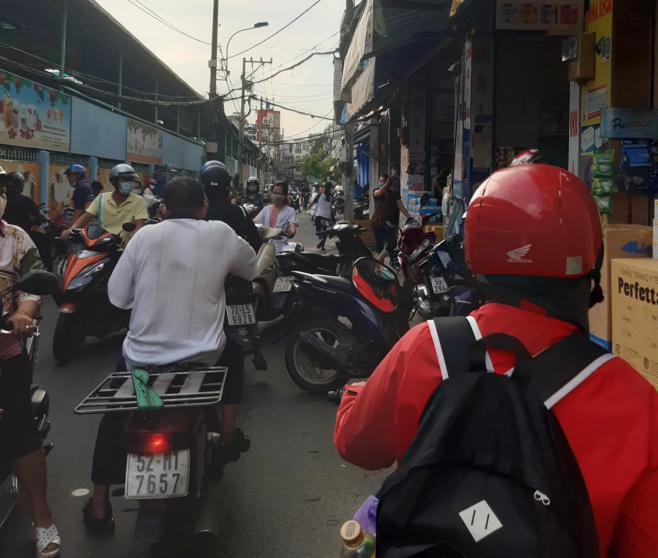 Covid-19 phức tạp, dân buôn khẩu trang “dọa” tăng giá 10 triệu đồng/thùng - 5 Covid-19 phức tạp, dân buôn khẩu trang “dọa” tăng giá 10 triệu đồng/thùng - 5