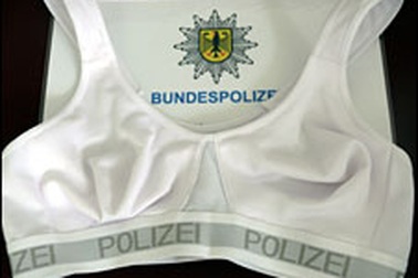 Nữ cảnh sát Đức được trang bị "áo nịt ngực chống đạn"