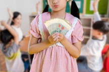 Cha mẹ "dở khóc dở cười" vì bé gái mang 700 USD tới trường tặng bạn