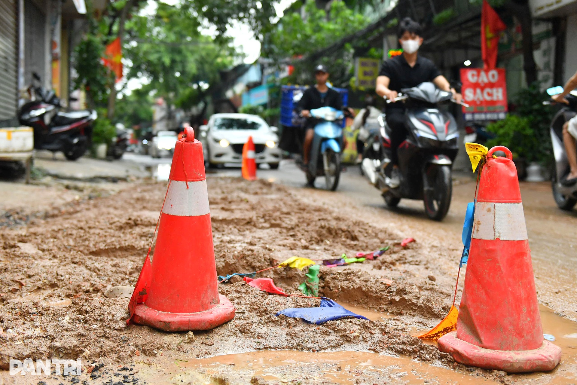 Hà Nội: Người dân khổ sở “vượt chướng ngại vật” trên đường Thanh Bình - 3 Hà Nội: Người dân khổ sở “vượt chướng ngại vật” trên đường Thanh Bình - 3