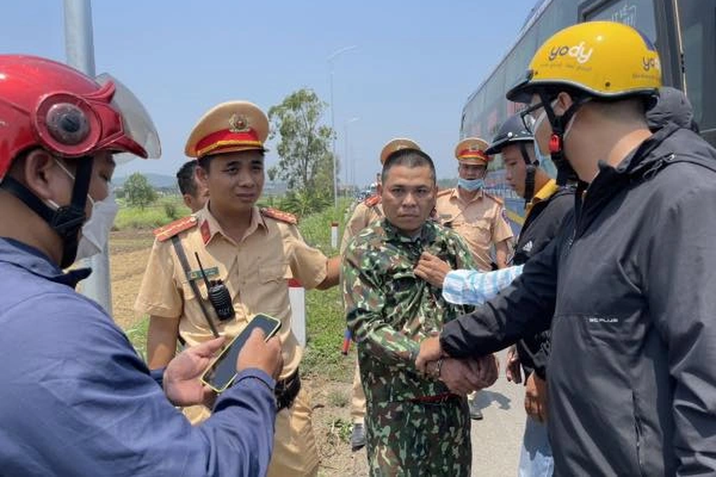 Bắt giữ đối tượng cướp xe máy, kéo lê cụ bà trên đường rồi bỏ chạy - 2