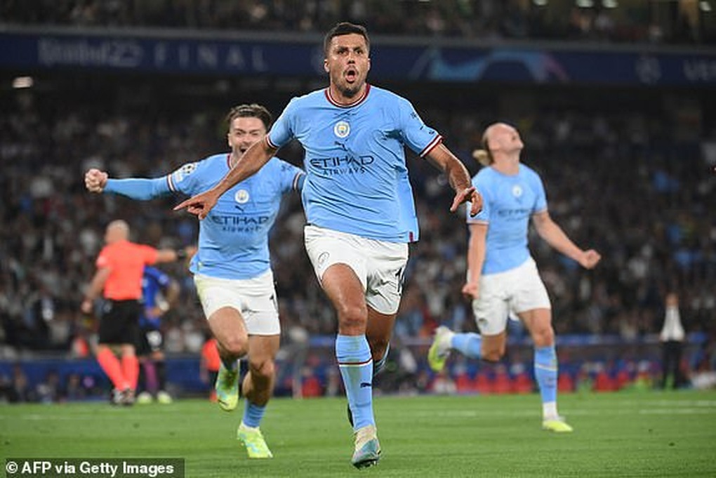 Dàn sao Man City bật khóc vì sung sướng, HLV Pep Guardiola hôn vợ đắm đuối - 2 Dàn sao Man City bật khóc vì sung sướng, HLV Pep Guardiola hôn vợ đắm đuối - 2