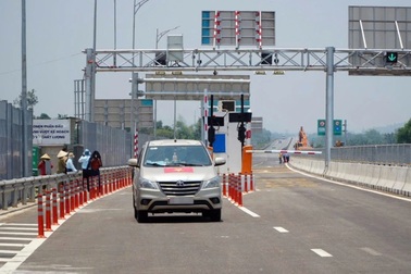 Hàng chục ô tô nổ lốp trên tuyến cao tốc qua miền Trung