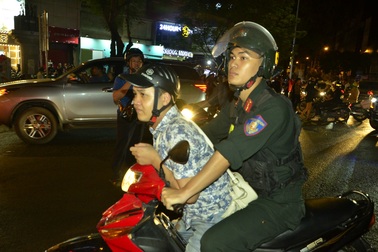 Khống chế hàng trăm đối tượng quá khích sau chiến thắng của U23 Việt Nam