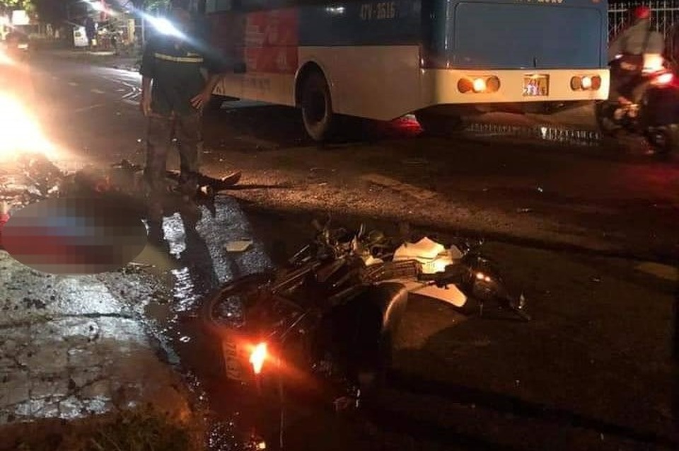 Tông trực diện vào xe buýt, 2 người đàn ông tử vong tại chỗ - 1 Tông trực diện vào xe buýt, 2 người đàn ông tử vong tại chỗ - 1