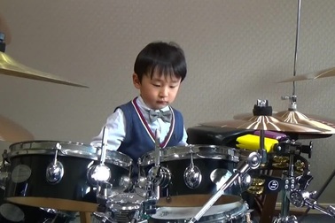 Cậu bé Torataro chơi trống từ khi mới 3 tuổi