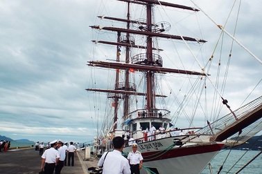 Hải quân Việt Nam lần đầu đón tàu buồm “khủng” đóng ở Ba Lan