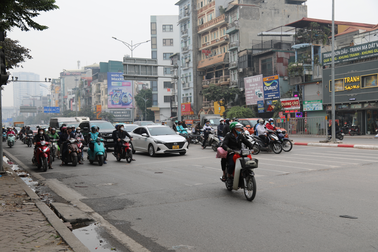 1837 camera AI hoạt động: Vẫn đầu trần, vượt đèn, bấm điện thoại khi lái xe