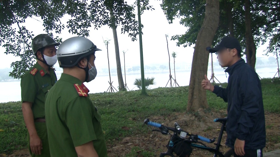 Phạt hàng trăm người không đeo khẩu trang ở công viên - 2 Phạt hàng trăm người không đeo khẩu trang ở công viên - 2