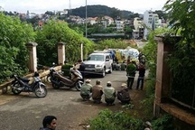 Thi thể cháy đen bên bụi dã quỳ là do tự thiêu