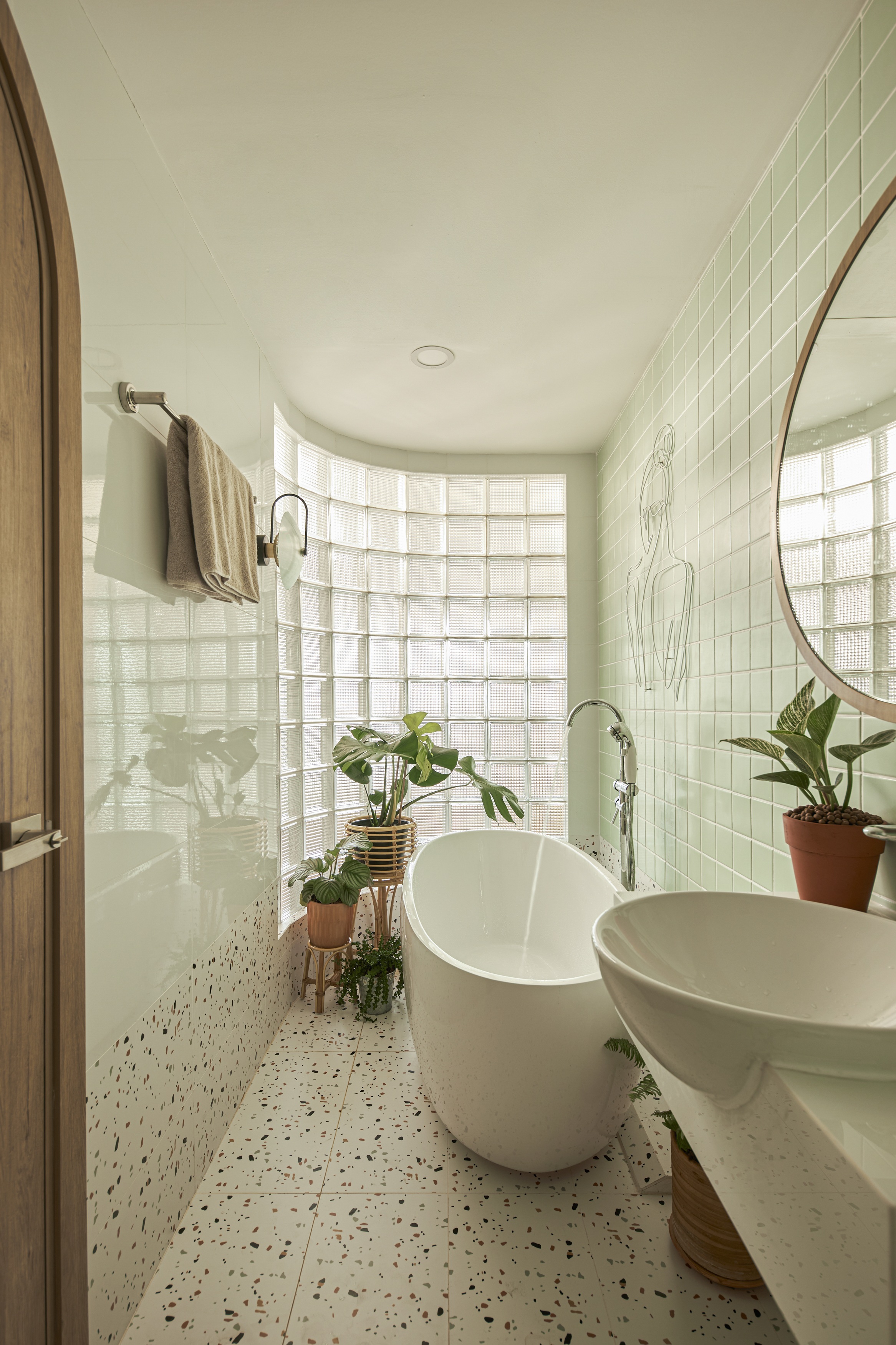 Độc đáo căn chung cư thông tầng, gia chủ chi bộn tiền... trồng cây trên bàn - 12 Độc đáo căn chung cư thông tầng, gia chủ chi bộn tiền... trồng cây trên bàn - 12