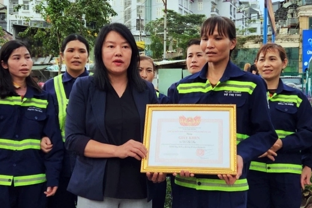 Nhân viên môi trường nhặt được 4.700 USD, trả lại người mất - 1 Nhân viên môi trường nhặt được 4.700 USD, trả lại người mất - 1