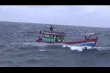 Tàu cảnh sát biển Việt Nam vật lộn với sóng dữ cứu 10 ngư dân