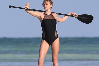 Charlize Theron khoe dáng chuẩn trên biển