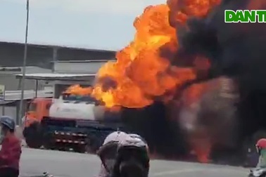 Xe bồn chở xăng bốc cháy dữ dội ở TPHCM