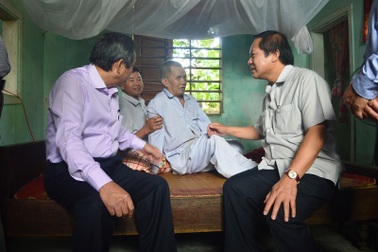 Bộ trưởng Bộ TT-TT thăm hỏi các gia đình chính sách