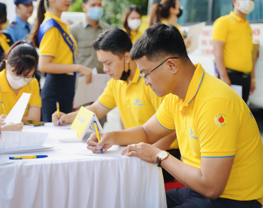 Nam A Bank hiến tặng gần 700 đơn vị máu cho các bệnh nhân - 1 Nam A Bank hiến tặng gần 700 đơn vị máu cho các bệnh nhân - 1