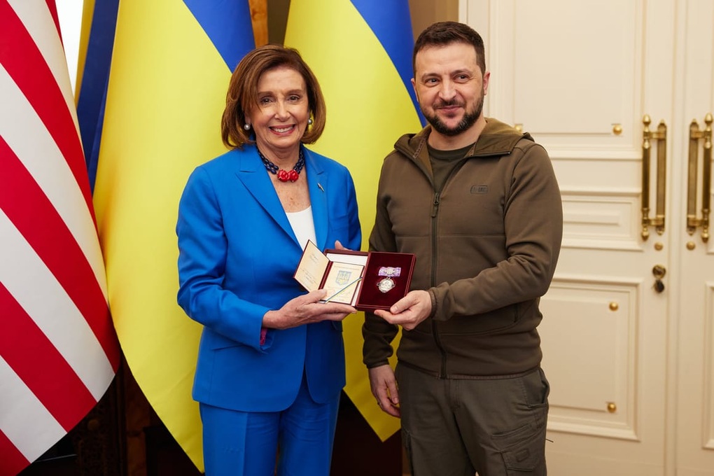 Tổng thống Zelensky nhận thư từ bà Pelosi trước chuyến thăm Mỹ - 1 Tổng thống Zelensky nhận thư từ bà Pelosi trước chuyến thăm Mỹ - 1