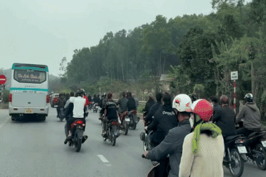 Hàng chục thanh niên đi mô tô không đội mũ bảo hiểm, dàn hàng trên quốc lộ