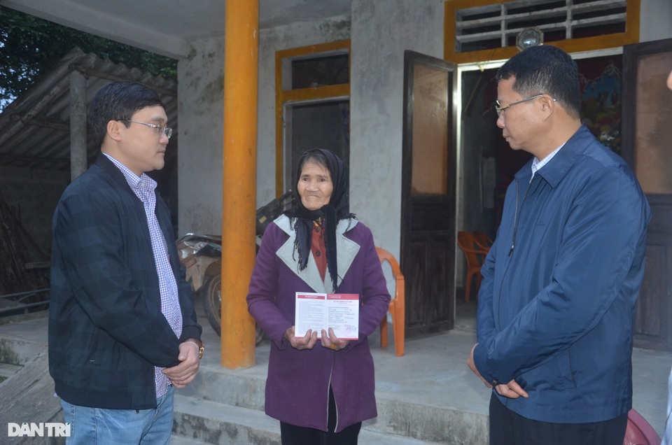 Bạn đọc Dân trí giúp đỡ người mẹ nuôi 2 con tâm thần hơn 100 triệu đồng - 6 Bạn đọc Dân trí giúp đỡ người mẹ nuôi 2 con tâm thần hơn 100 triệu đồng - 6