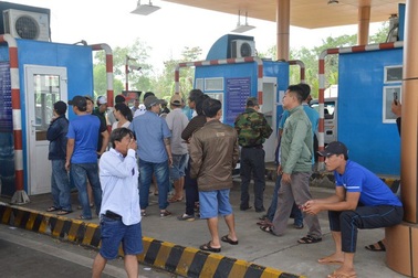 Nhiều xe chạy lòng vòng tại trạm thu phí BOT Sóc Trăng