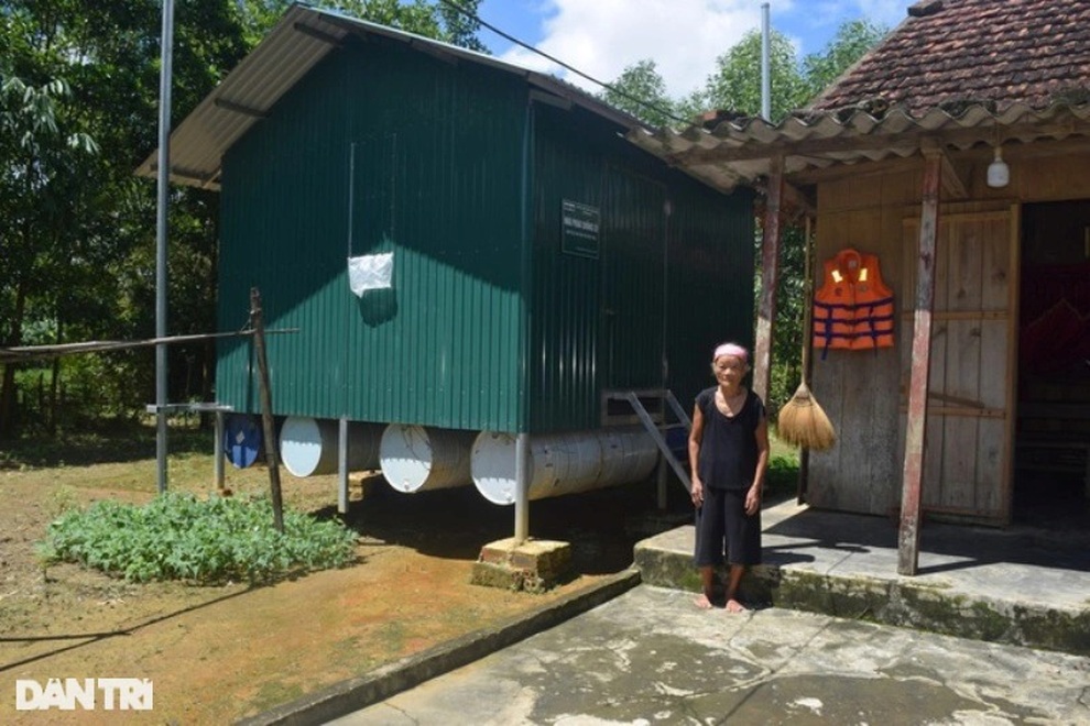 Xóm Nhà phao Báo Dân trí: Người dân chất gạo chuẩn bị đối phó mưa lũ - 1 Xóm Nhà phao Báo Dân trí: Người dân chất gạo chuẩn bị đối phó mưa lũ - 1