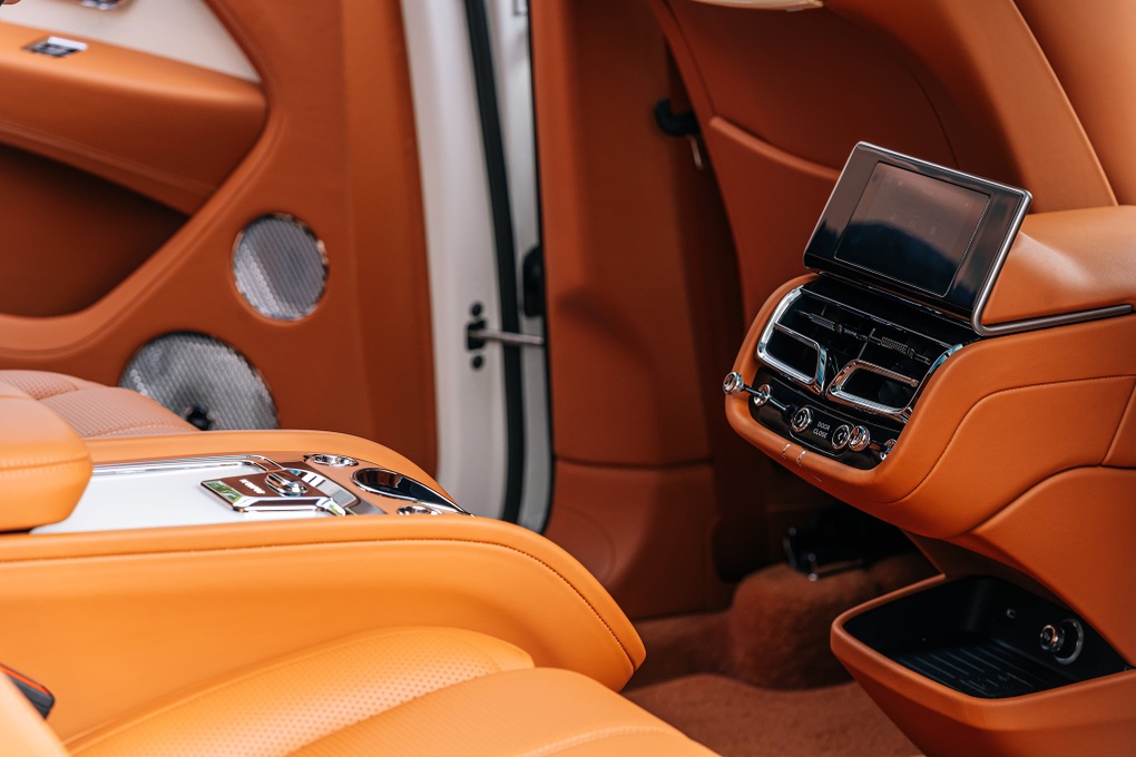 Bentley Bentayga EWB Azure giá 21 tỷ đồng, SUV siêu sang cho đại gia Việt - 8 Bentley Bentayga EWB Azure giá 21 tỷ đồng, SUV siêu sang cho đại gia Việt - 8