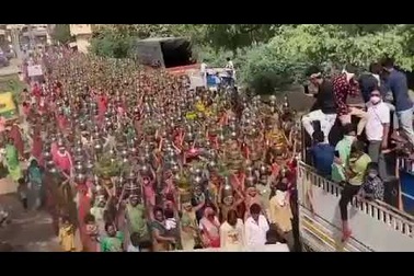 "Lờ" giãn cách, hàng nghìn người Ấn Độ tụ tập cầu nguyện kết thúc Covid-19