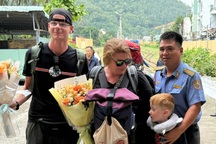 Những vị khách quốc tế đầu tiên trải nghiệm trên tàu SE30 đến Bình Định