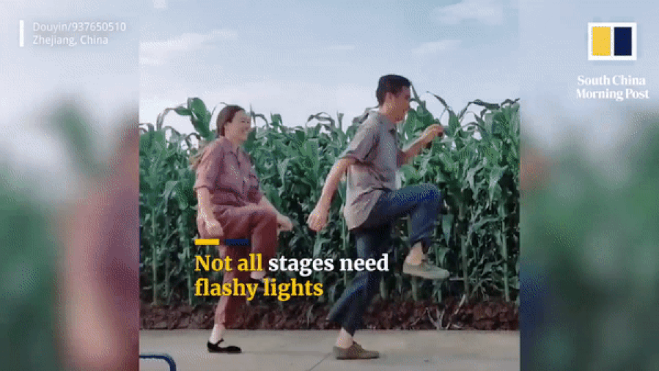 Video vợ chồng nông dân nhảy múa trước khi làm đồng, thu hút triệu lượt xem - 1 Video vợ chồng nông dân nhảy múa trước khi làm đồng, thu hút triệu lượt xem - 1