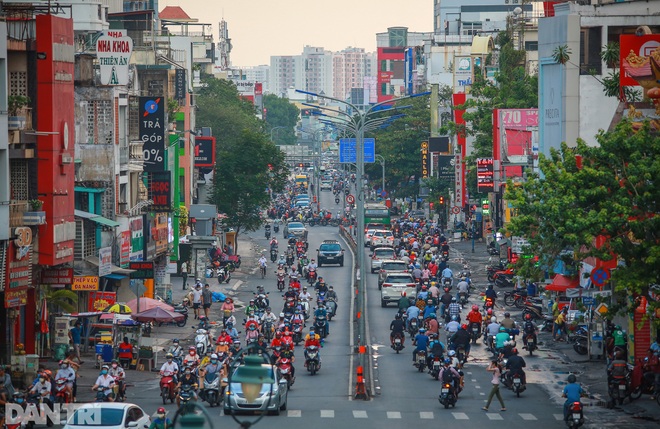 So sánh giao thông TPHCM: Trước giãn cách ùn tắc, nay chỉ còn xe cứu thương - 9 So sánh giao thông TPHCM: Trước giãn cách ùn tắc, nay chỉ còn xe cứu thương - 9