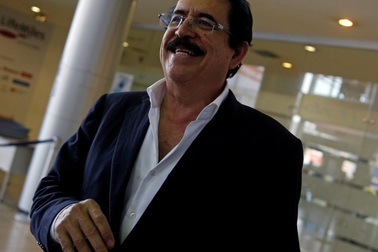 Mang túi chứa 18.000 USD, cựu Tổng thống Honduras bị tạm giữ tại sân bay