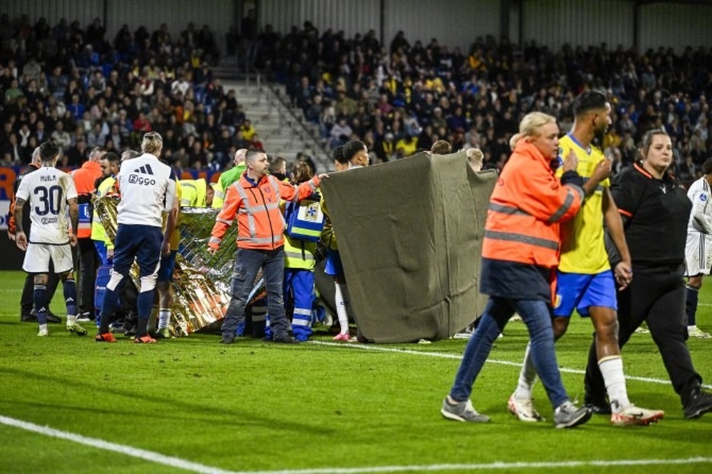Trận đấu của Ajax Amsterdam hủy giữa chừng do thủ môn bất tỉnh - 1 Trận đấu của Ajax Amsterdam hủy giữa chừng do thủ môn bất tỉnh - 1