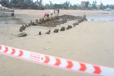 Tàu gỗ cổ bất ngờ phát lộ trở lại ở biển Hội An: Phong tỏa hiện trường