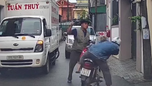 Camera ghi cảnh tài xế ô tô rút gậy tấn công người đi xe máy