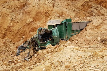 Hà Nội: Sập mỏ khai thác đất trái phép, tài xế xe tải bị vùi lấp